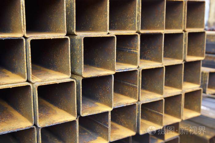 俄罗斯金属制品仓库矩形截面金属型材包装管照片-正版商用图片0z0gnq